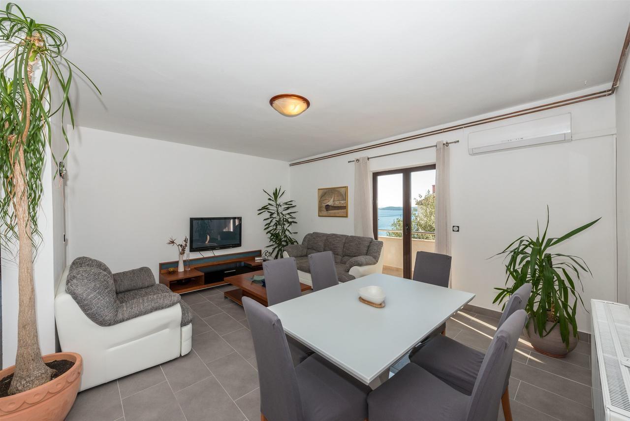 Apartments Snjezana Tisno Exterior photo